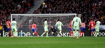 2-3. Disparo de Lamine Yamal desde fuera del rea que desva Reinildo, sorprende a Jan Oblak y el baln termina dentro de la portera.