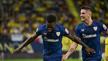 VILLARREAL (CASTELLÓN), 05/11/2023.- El delantero del Athletic Club Iñaki Williams (i) celebra tras anotar el 0-3 durante el partido correspondiente a la jornada 12 de LaLiga que Villarreal CF y Athletic Club de Bilbao disputan este domingo en el Estadio de la Cerámica en Villarreal. EFE/ Andreu Esteban
