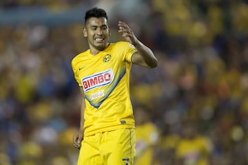 El ariete no metió muchos goles con las Águilas. Llegó a la Liga MX para el Clausura 2014 y tras 11 partidos disputados metió cuatro goles.
