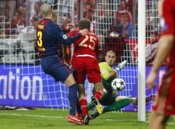 El Barcelona cayó en 2013 (7-0 en el total de la eliminatoria) en las semifinales de Champions ante el Bayern de Heynckes. En la imagen Valdés no puede detener el lanzamiento de Thomas Muller.