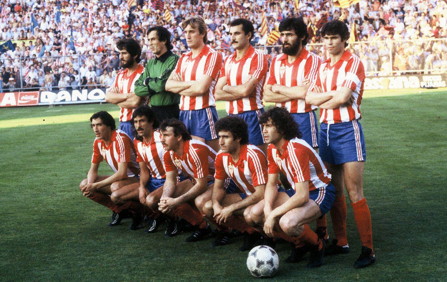 Abel, agachado el primero por la izquierda junto a Mesa, en la final de Copa del Rey 1981.