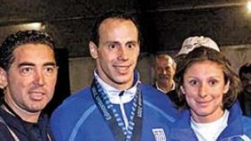 <b>OTROS TIEMPOS. </b>Kostas Kenteris (centro), posa con la también griega Ekaterini Thanou y con el entrenador de ambos, Costas Tzekos, tras vencer en los 200 metros de los Juegos Olímpicos de Sydney 2000. Eran tiempos de felicidad y de impunidad.