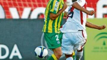 <b>INÚTIL. </b>Gerardo y Castillo intentan evitar que el sevillista Pukki dispare a puerta en la jugada que acabó en el único gol del partido.