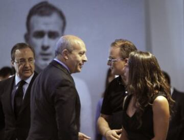 El ministro de Educación, Cultura y Deportes, José Ignacio Wert (c), en presencia del presidente del Real Madrid, Florentino Pérez (d), conversa con algunos familiares en la capilla ardiente del presidente de honor del Real Madrid, Alfredo Di Stéfano, instalada en el palco de honor del Santiago Bernabéu. 