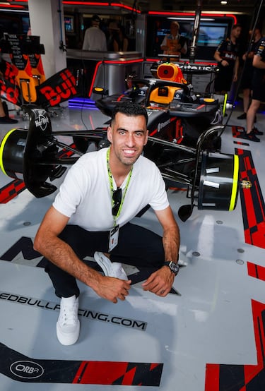 Sergio Busquets posando en el box de Oracle Red Bull Racing antes del Gran Premio de F1 de Miami.