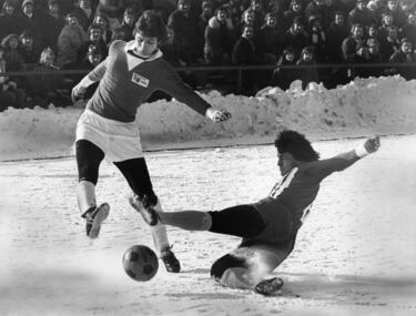 El 1. Fútbol Club Union Berlin se fundó sobre la base del equipo FC Olympia Oberschöneweide en 1906. Fue uno de los primeros equipos de la capital alemana y en sus comienzos logró varios títulos locales llegando a la final del campeonato alemán en 1923. En la foto, un partido del Union contra el FC Magdeburg en abril de 1955 sobre un campo nevado.  