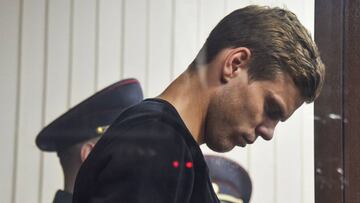 Kokorin abandona junto a la policía una comisaría local.