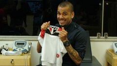 Alves ofrece ayuda a Juanfran y alaba su fichaje por el Sao Paulo