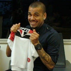 Alves vuelve a salir 'gratis': el jugador más barato del mundo