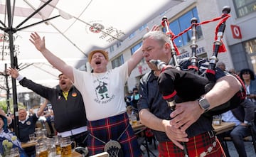 Aficionados de Escocia disfrutando del ambiente en las calles de Múnich.