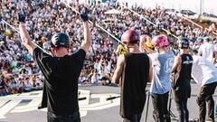 Los riders de Scooter Park saludan al p&uacute;blico que llena las gradas del Extreme Barcelona. 