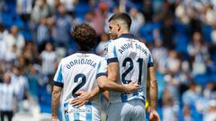 SAN SEBASTIÁN, 04/05/2024.- Los jugadores de la Real Sociedad André Silva (d) y Álvaro Odriozola (i) celebran el primer gol conseguido ante la UD Las Palmas durante el partido de la jornada 34 de LaLiga Ea Sports disputado este sábado en el estadio Reale Arena de San Sebastián. EFE/Juan Herrero
