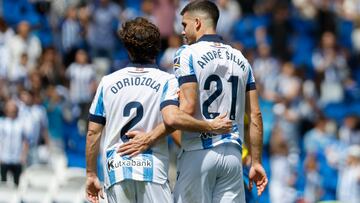 SAN SEBASTIÁN, 04/05/2024.- Los jugadores de la Real Sociedad André Silva (d) y Álvaro Odriozola (i) celebran el primer gol conseguido ante la UD Las Palmas durante el partido de la jornada 34 de LaLiga Ea Sports disputado este sábado en el estadio Reale Arena de San Sebastián. EFE/Juan Herrero