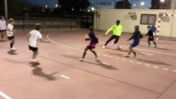 Supercrack Musonda: ¡Golazo ante un grupo de niños!