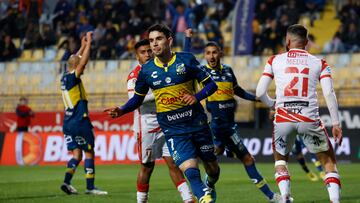 El jugador de Everton, Lautaro Pastran, celebra su gol contra Deportes Copiapó durante el partido de Primera División realizado en el estadio Sausalito de Vina del Mar.