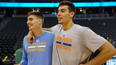 Juancho y Willy Hernang&oacute;mez, antes del partido entre Denver Nuggets y New York Knicks.