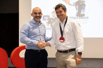 Carlos Núñez, CEO de PRISA, entrega la medalla de segundo clasificado a Antonio Terré. 