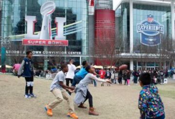 Los niños juegan su propia Super Bowl en las puertas del Houston Convention Center.