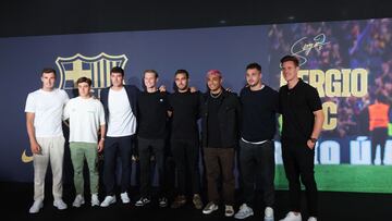 Julián Araújo, en la despedida de Sergio Busquets junto a Iñaki Peña, Pablo Torre, Christensen, De Jong, Eric y Ter Stegen.
