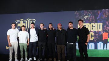 Juli¨¢n Ara¨²jo, en la despedida de Sergio Busquets junto a I?aki Pe?a, Pablo Torre, Christensen, De Jong, Eric y Ter Stegen.