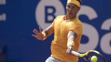 Rafa Nadal devuelve una bola ante Roberto Carball&eacute;s durante el Barcelona Open Banc Sabadell 2018.
 