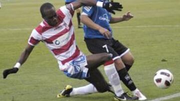 <b>TROPEZÓN. </b>Nyom pelea un balón con Sarmiento, que hizo el gol que le dio al Salamanca la victoria en el inexpugnable Los Cármenes