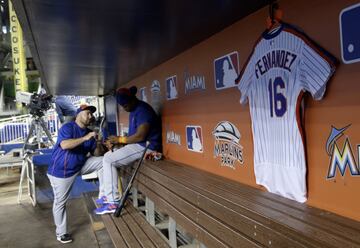 Los Mets colgaron una camisa con el número 16 de Fernández en su cueva. 