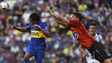 Werner sale a despejar en un partido contra Boca.