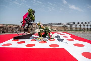 Vista de la estatua a Federico Martín Bahamontes en el mirador de Toledo con una corona de flores en homenaje a la leyenda del ciclismo español.
