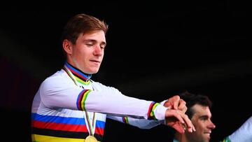 El ciclista belga Remco Evenepoel posa con el maillot arcoíris como campeón del mundo de la prueba de fondo masculina de los Mundiales de Ciclismo en Carretera de Wollongong.