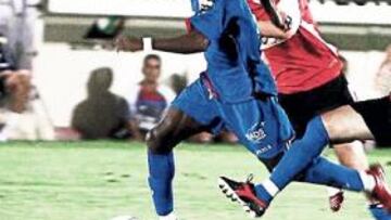 <b>FALTA CHISPA OFENSIVA. </b>Guerrón, en la imagen con dos rivales, intentó alguna carrera en ataque.