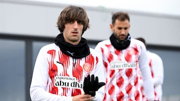 Girona's Spanish forward #20 Bryan Gil (L) attends a training session on the eve of the UEFA Champions League football match between AC Milan and Girona FC at the Puma Academy training ground in Girona on January 21, 2025. (Photo by Josep LAGO / AFP)