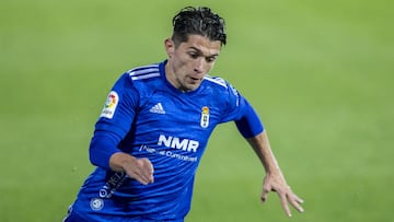 Juanjo Nieto disputa un partido como jugador del Real Oviedo.