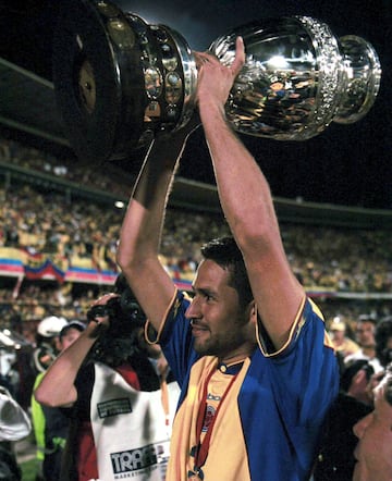 Yepes levanta el trofeo de la Copa América que ganó Colombia en el Estadio El Campín.
