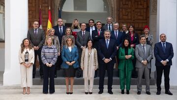 La ministra de Sanidad, Carolina Darias (c); la alcaldesa de Toledo, Milagros Tol&oacute;n (3i); y el consejero de Sanidad de Castilla-La Mancha, Jes&uacute;s Fern&aacute;ndez Sanz (4d); posan en al foto de familia  durante una reuni&oacute;n del Consejo 