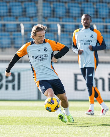 Alaba fija su mirada en Modric, durante el entreno de esta ma?ana.