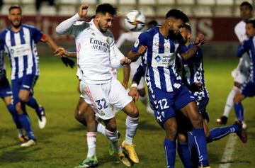 Víctor Chust cabecea un balón en su debut con el Real Madrid, en Copa, contra el Alcoyano.