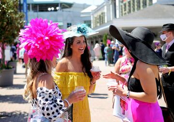  Aficionados a la hípica en el Churchill Downs de Kentucky durante la Kentucky Oaks.