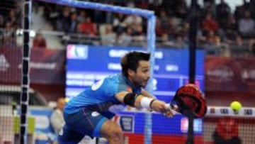 El  argentino Fernando Belastegu&iacute;n, durante la final del Gij&oacute;n Open, primer torneo del circuito mundial de p&aacute;del profesional World Padel Tour 2016, en el que result&oacute; vencedor junto a su compa&ntilde;ero, el brasile&ntilde;o Pablo Lima, ante la pareja formada por Mat&iacute;as D&iacute;az y Maxi S&aacute;nchez. 