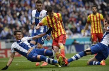 Lionel Messi lucha por el balón con Hector Moreno durante el partido de Liga entre el Espanyol y el Barcelona.