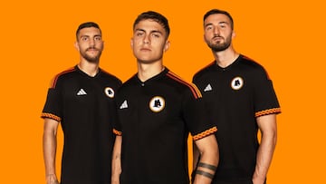 La Roma y Adidas presentaron la nueva equipaci¨®n alternativa para esta temporada. La nueva equipaci¨®n luce negra con el escudo de la Loba, que visti¨® el pecho romanista entre 1979 y 1997, y detalles art¨ªsticos recordando la ¨¦poca romana.
