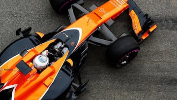 Fernando Alonso saliendo de boxes con el McLaren Honda en Barcelona.