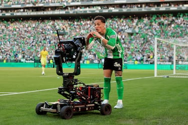 Celebración de Antony tras poner el primer gol en el marcador del derbi sevillano.
