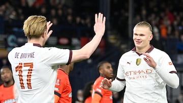 Kevin de Bruyne y Erling Haaland, jugadores del Manchester City, celebran uno de los goles anotados por el noruego ante el Luton Town en FA Cup.