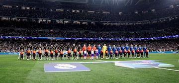 Formación de los equipos del Real Madrid y Leipzig en el césped del estadio Santiago Bernabéu.