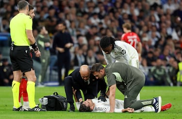 Tremendo susto tras el choque entre Eduardo Camavinga y Raúl Asencio. El defensa central se lleva la peor parte. Fue atendido por los servicios médicos que, tras colocarle un collarín es retirado en camilla. El árbitro aplicaba el protocolo para los golpes en la cabeza.