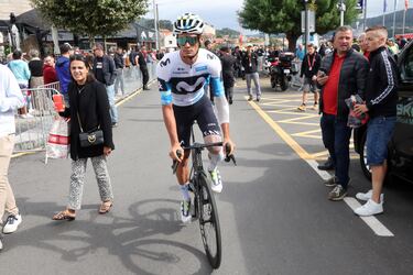 Javi Romo lo intentó, pero no pudo: se baja de la bici tras la caída