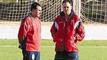 <b>TRABAJARON EN TOMARES</b>. El Sevilla se desplazó ayer a la localidad de Tomares para tomar contacto con el césped artificial. Fue una medida de cara a la galería, ya que la decisión de no jugar en Lanzarote la tomó el camino hace ya unos días. Hoy se confirmará.