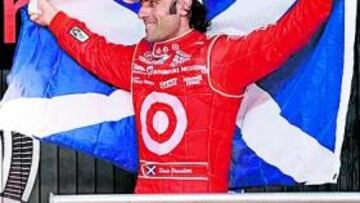 <b>EUFÓRICO. </b>Franchitti, con la bandera de su país, se dispone a recoger su trofeo de campeón en 2009.