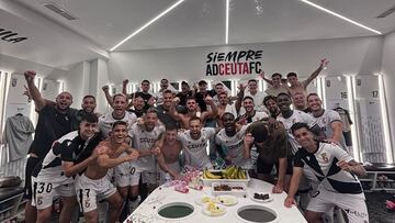 El Ceuta festeja su primera victoria en Segunda.